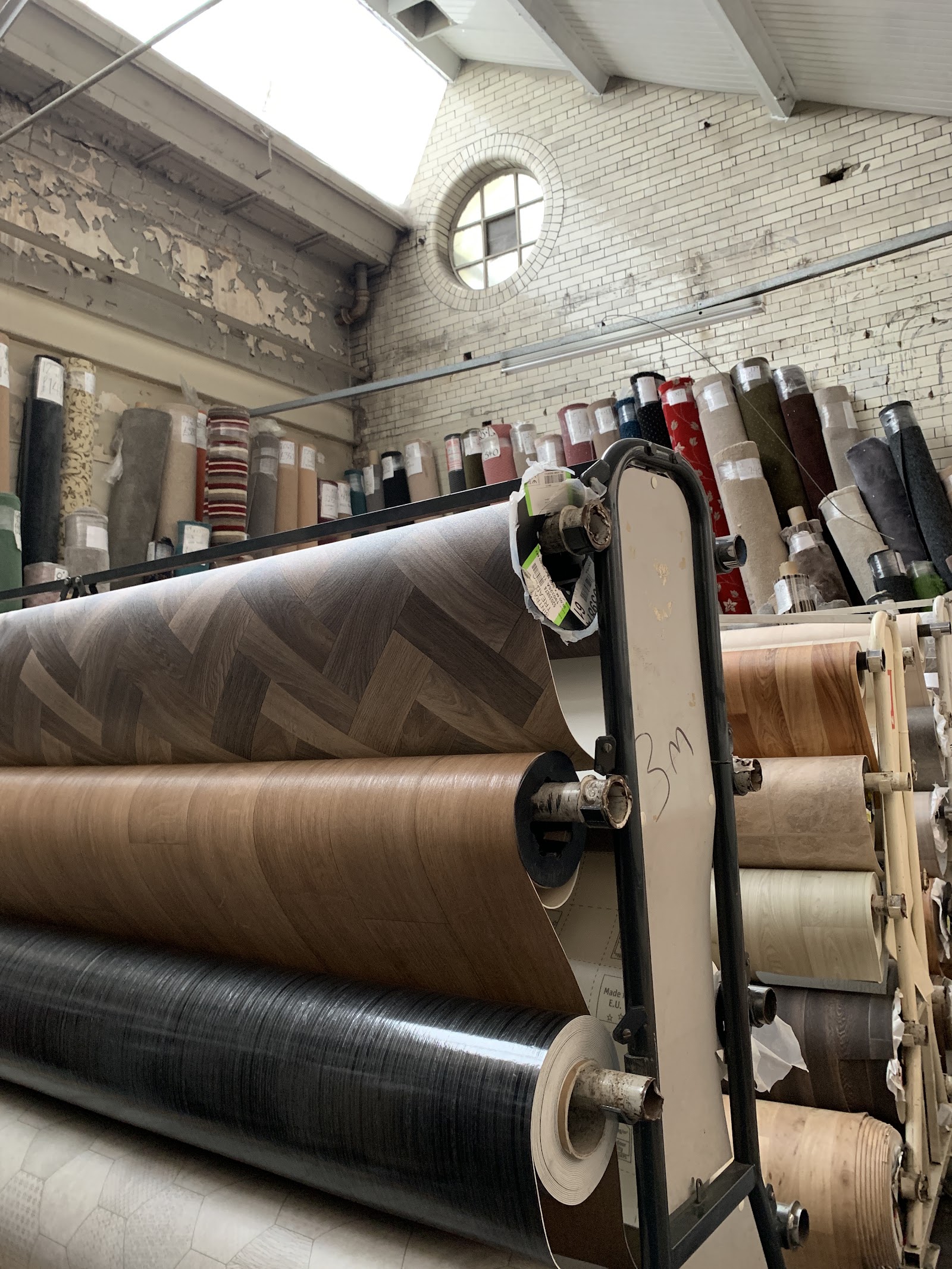 Wood-effect vinyl and LVP rolls, cut to size